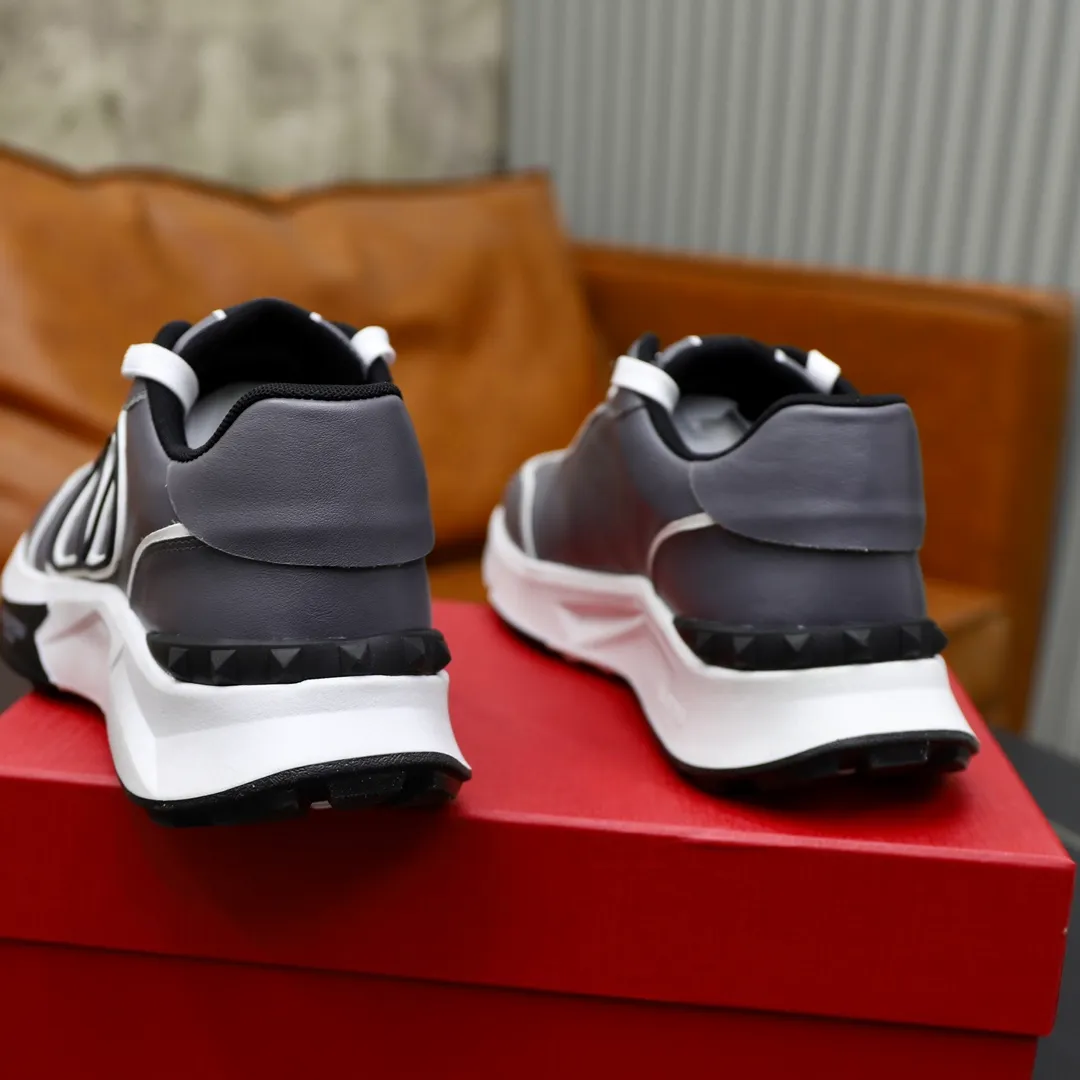 Men's shoes 💰480💰VALENTINO/Valentino 2024s men's latest low-top thick-soled sports shoes are shipped. Made with heavy industry, men's fine casual sports shoes, versatile style. Original leather, rubber lines embellished with geometric segmented uppers, hand-sewn, novel and fashionable, rubber soles with rivet details on the front and back, VALENTINO GARAVANI LOGO printed on the side, and Valentino decorative inlay on the tongue. Garavani Logo, comfortable, breathable and durable! Comes with full original packaging! Code number: 38-39-40-41-42-43-44 (45 can be customized)